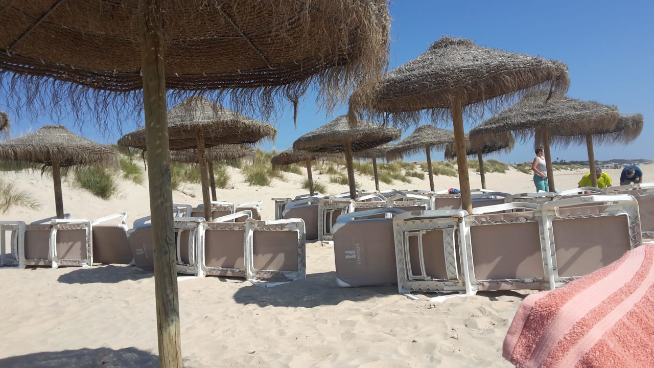 Liegen am Strand  Hipotels Barrosa Garden