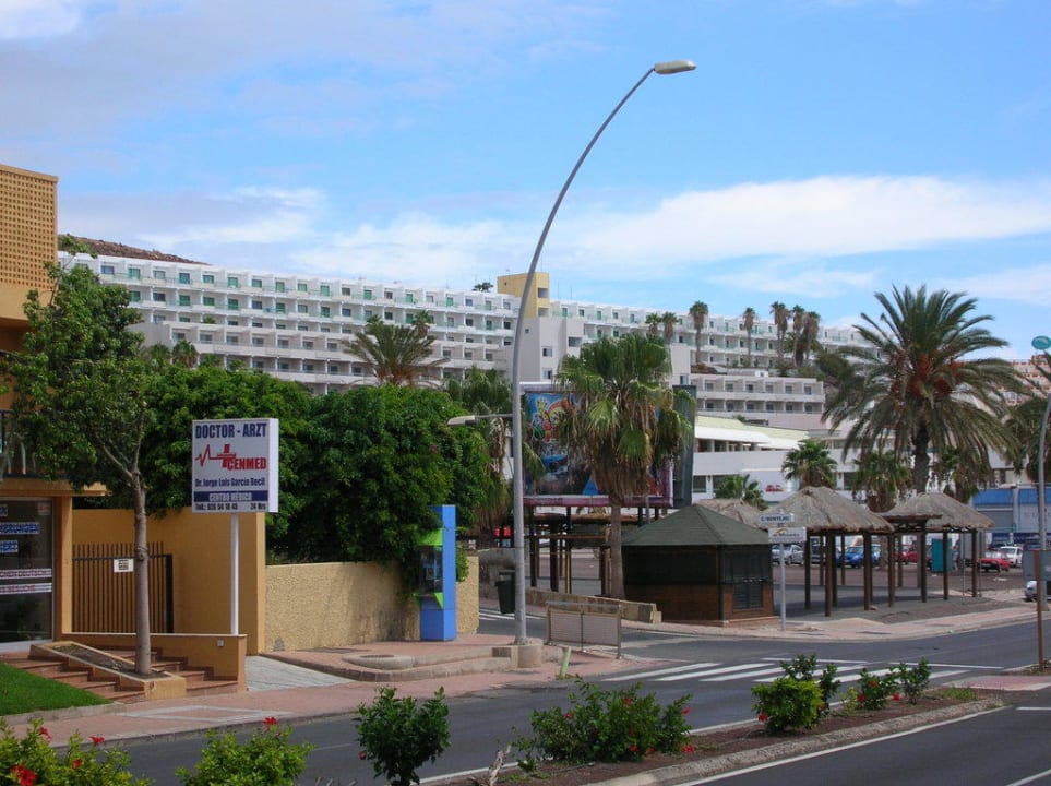 Hotel Alameda aus Sicht der Durchgangsstrasse Servatur Alameda de Jandía