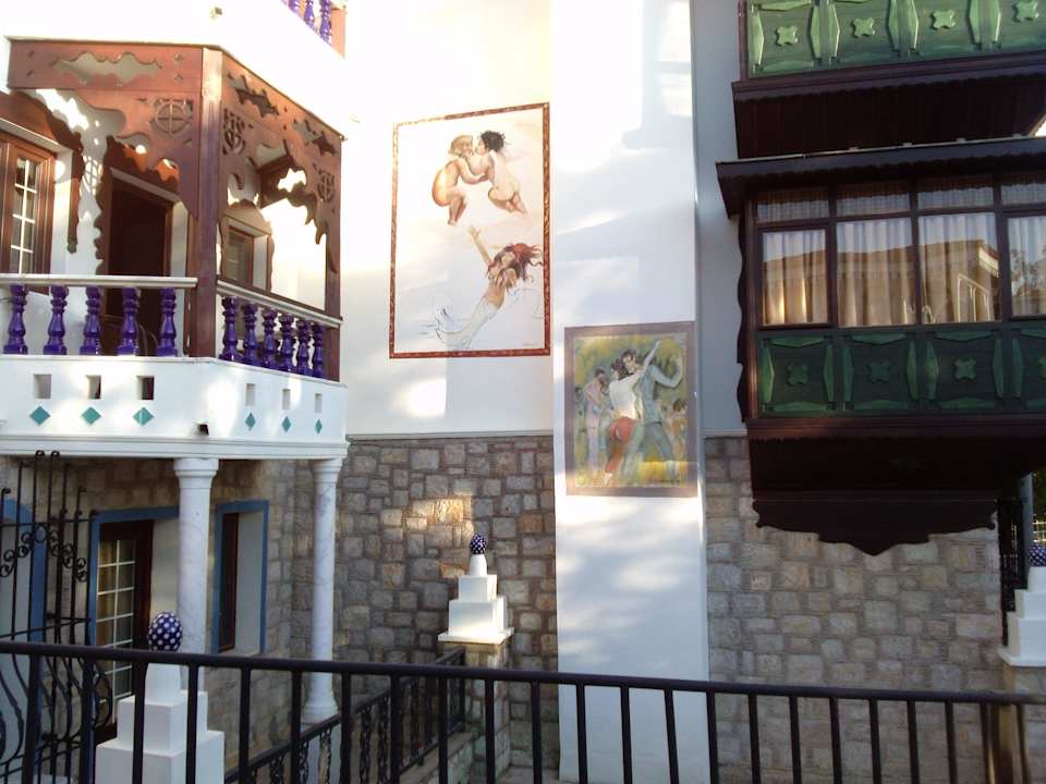 Ein Hotelgebäude it Malerei Perili Bay Resort