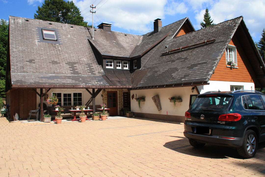 Parkplatz vorm Haus Haus Sonneck