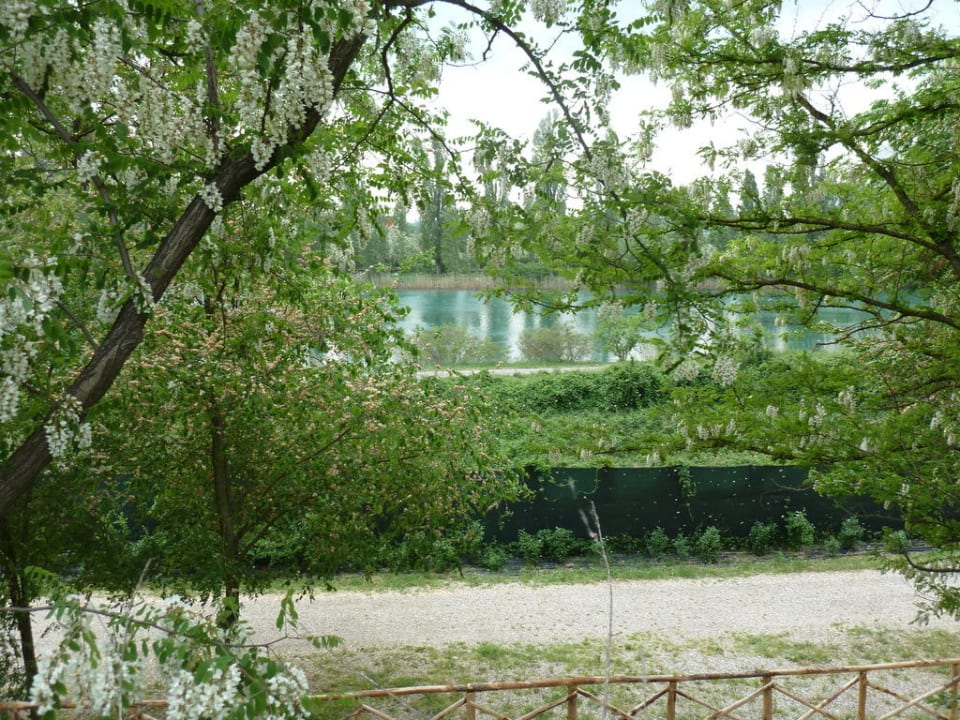 Blick vom Parkplatz zum Fluss Minicio Altomincio Family Park