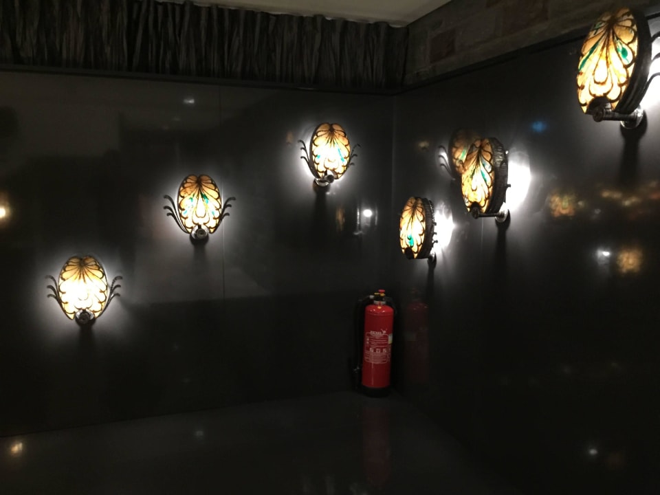 Beleuchtung auf dem Weg zum Zimmer Hotel Klostergut Jakobsberg