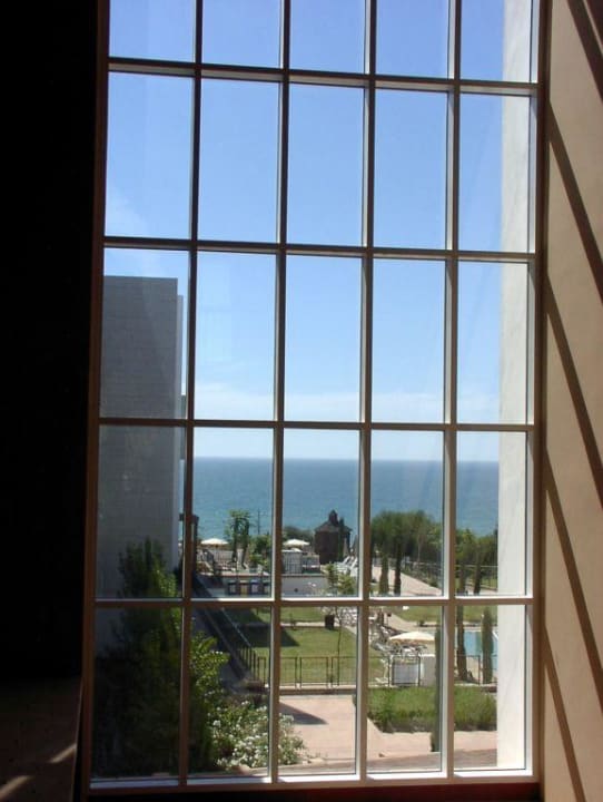Blick aus der Lobby uf Meer und Poolandschaft Fuerte Conil-Resort