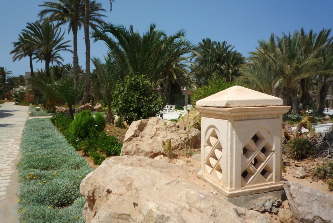 Kleine Lampen beleuchten Abends den Weg Zita Beach Resort
