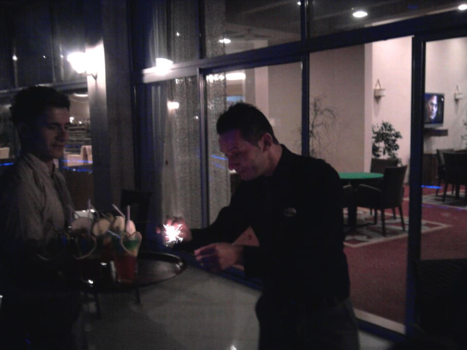 Barchef Cengiz mit den Getränke Alaiye Resort & Spa