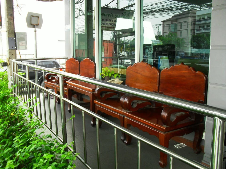 Sitzmöglichkeit direkt vor dem Hotel Hotel Golden Jade Suvarnabhumi