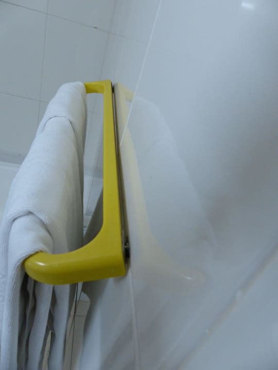 Die Handtuchhalter fallen auch schon fast ab Suites & Villas by Dunas