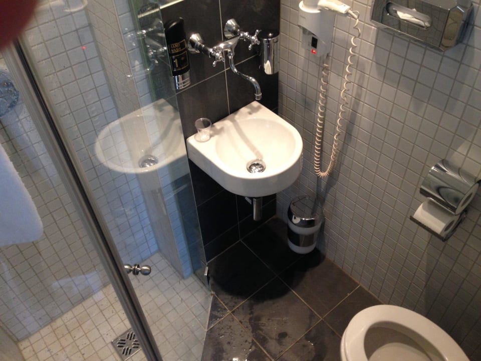 Winziges Badezimmer Binders Budget City-Mountain Hotel