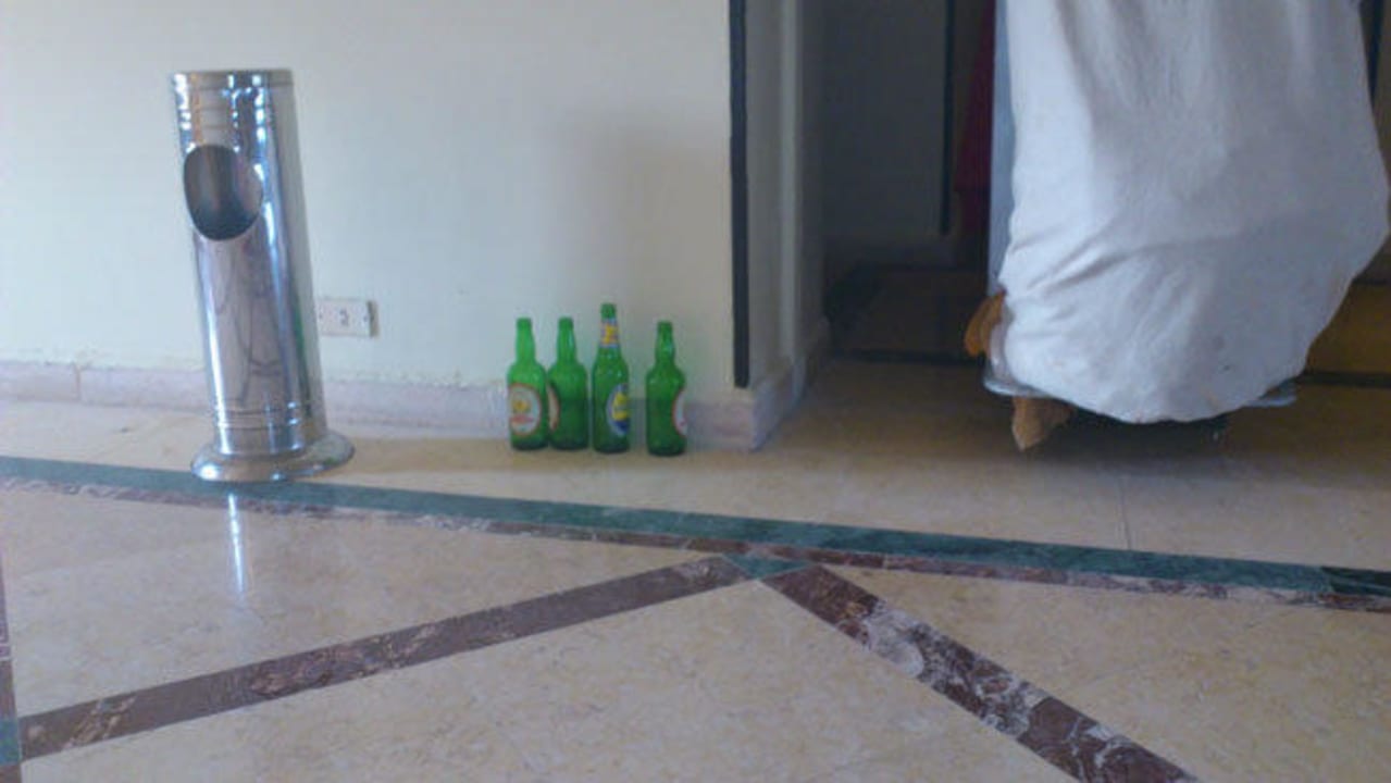 Müll und leere Bierflaschen im Flur Sunny Days Palma De Mirette Resort & Spa