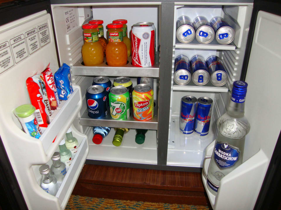 Minibar (Hotelminibar links/privat rechts) Atlantis, The Palm