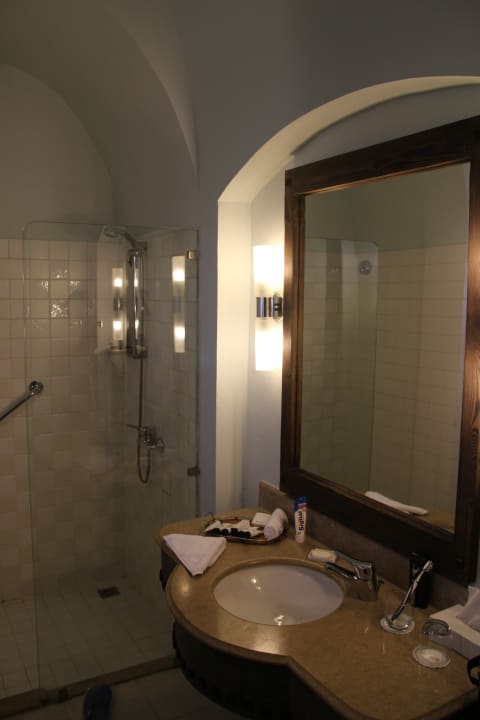 Blick ins geräumige Bad mit stufenloser Dusche Radisson Blu Resort, El Quseir