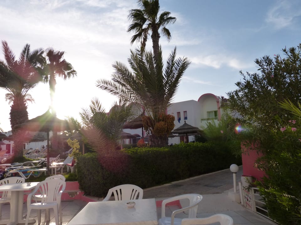 Sitzgelegenheiten am Pool Hotel Homère Djerba