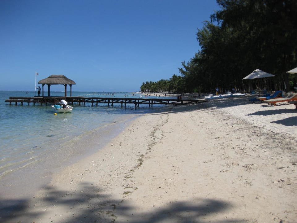 Strand mit Boot-Anlegestelle Hilton Mauritius Resort & Spa