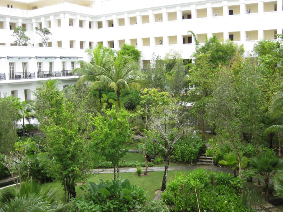 Gartenanlage im Inneren Hotel The Danna Langkawi