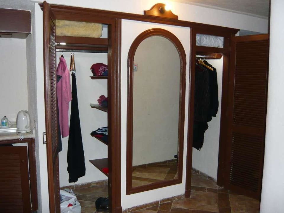 Grosser Kleiderschrank mit Beleuchtung und Safe Pickalbatros Citadel Resort