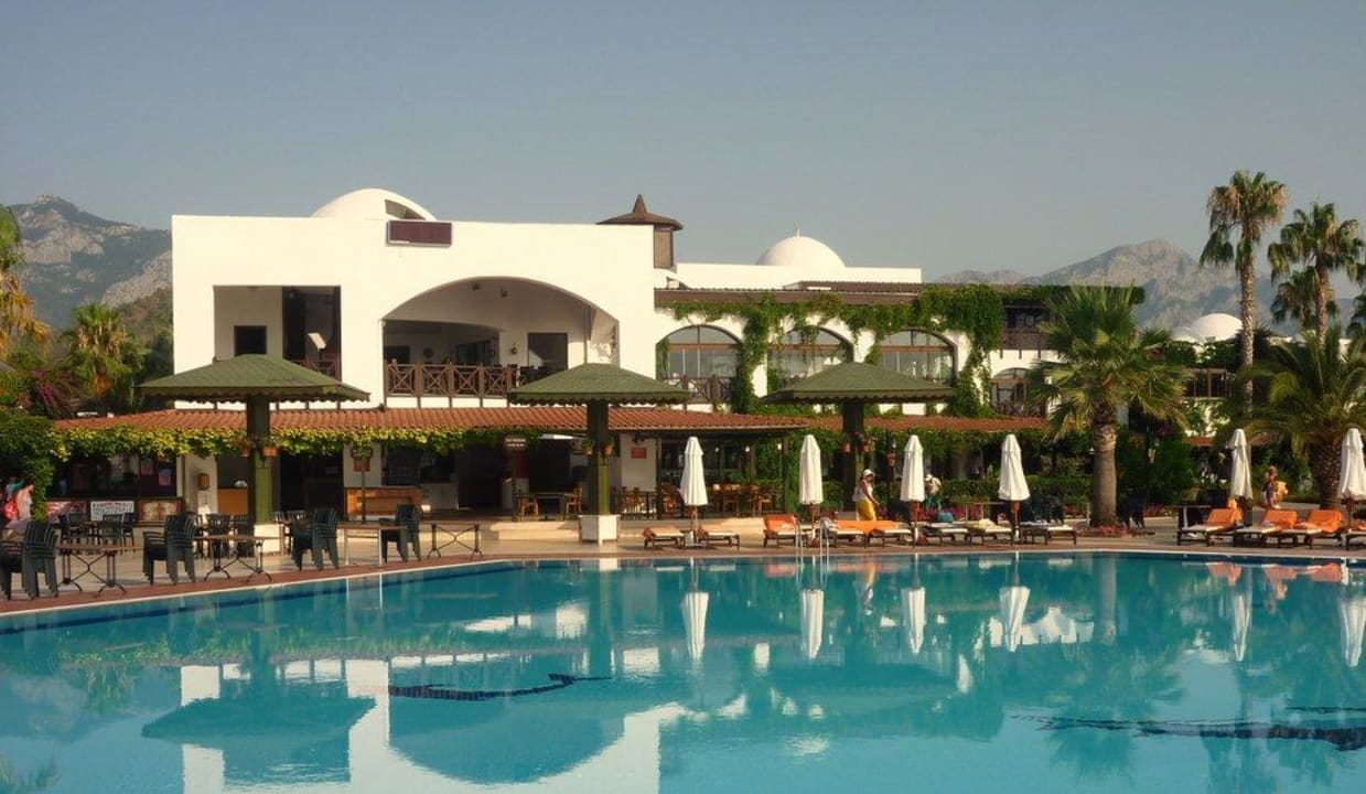 Teil vom Animationspool und á la carte Restaurant Emelda Sun Club