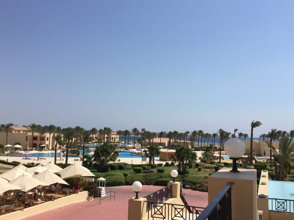Blick von oben zum Hauptrestaurant Cleopatra Luxury Resort Makadi Bay