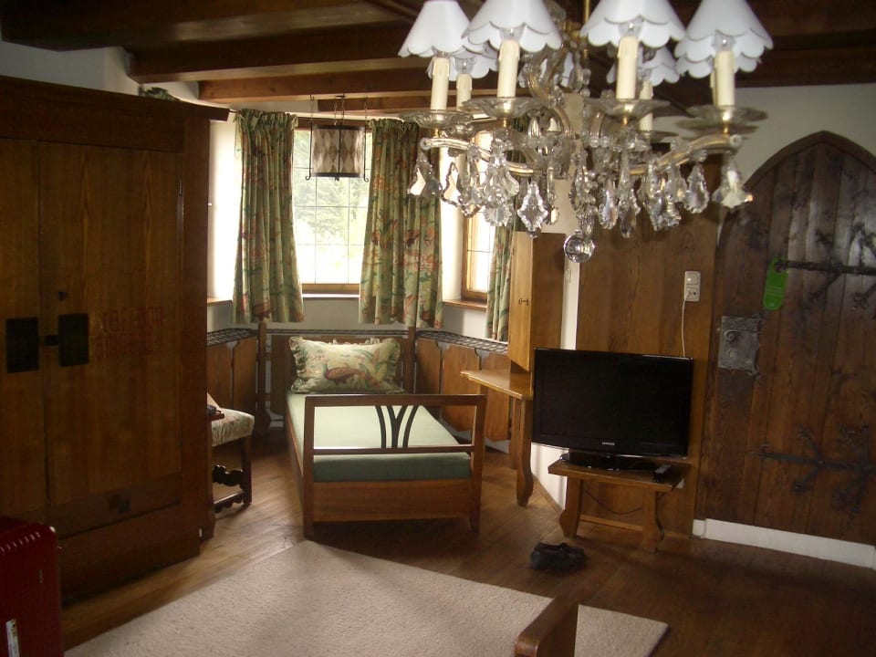 Erker mit Liege und TV Schloss Münichau