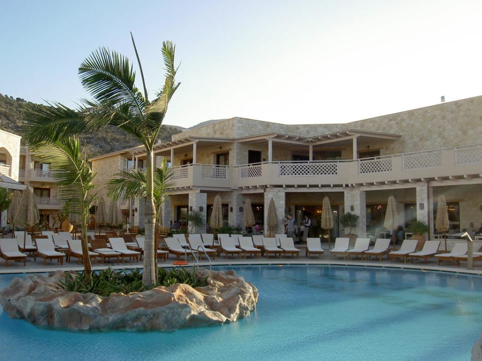 Blick vom Pool auf das Hauptrestaurant Cactus Royal