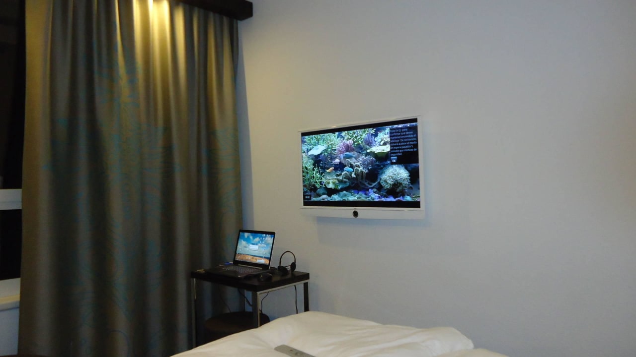 TV an der Wand Motel One Brussels