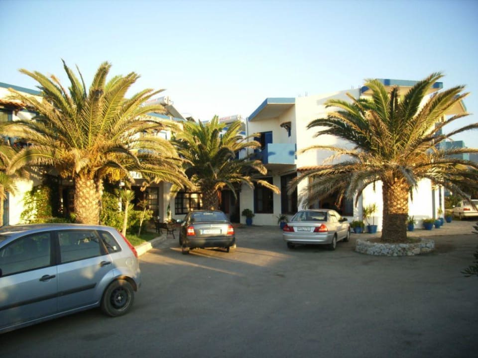 Mari Beach  Anfahrt Vor dem Hoteleingang Casa Di Notos Beach Hotel