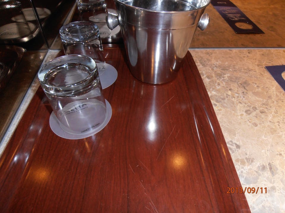 Gläser und Flaschenkühler auf der Minibar Meliá Costa del Sol