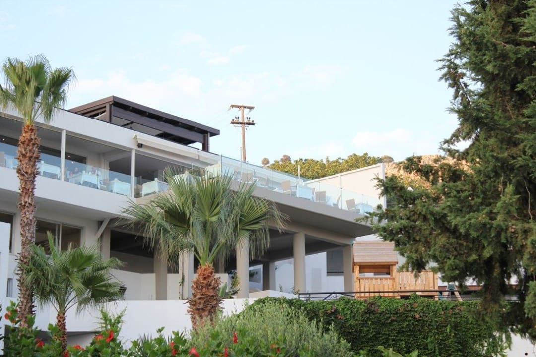 Blick auf Terrasse vom Buffetrestaurant Lindos Mare, Seaside Hotel