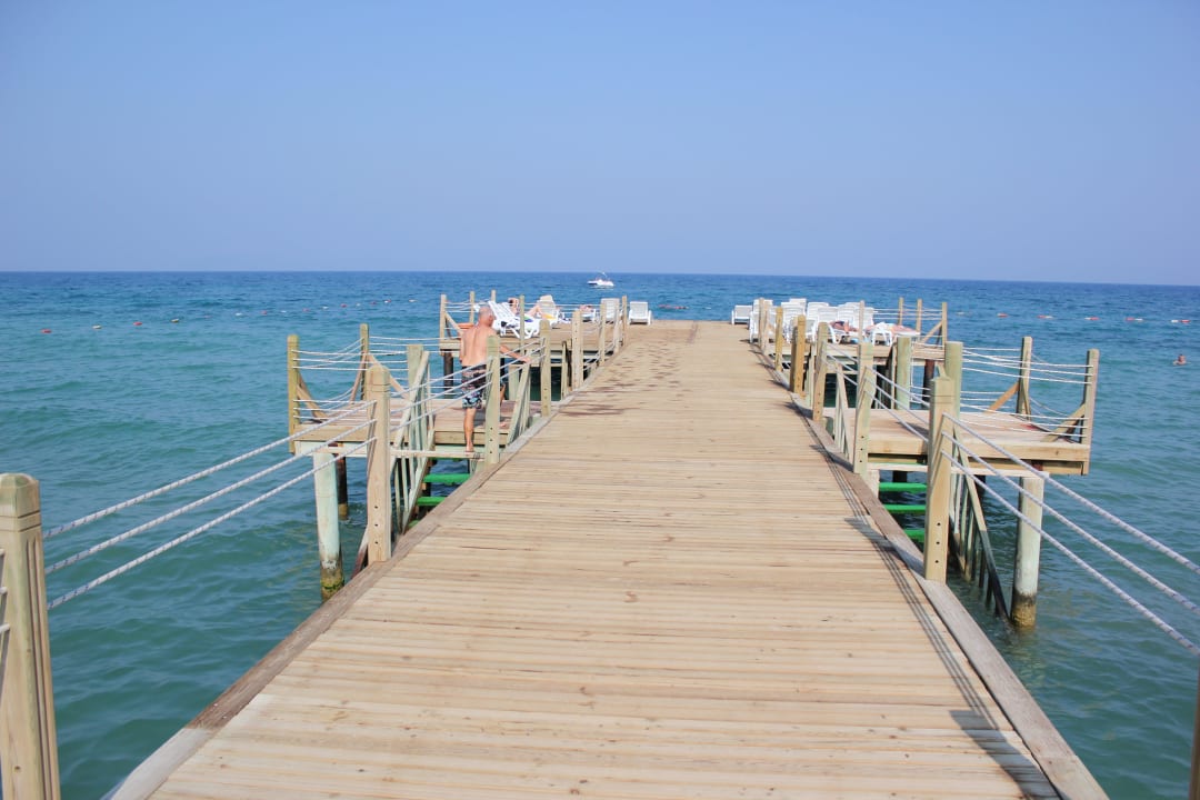 Steg vor dem Hotel Grand Belish Resort Hotel & Spa