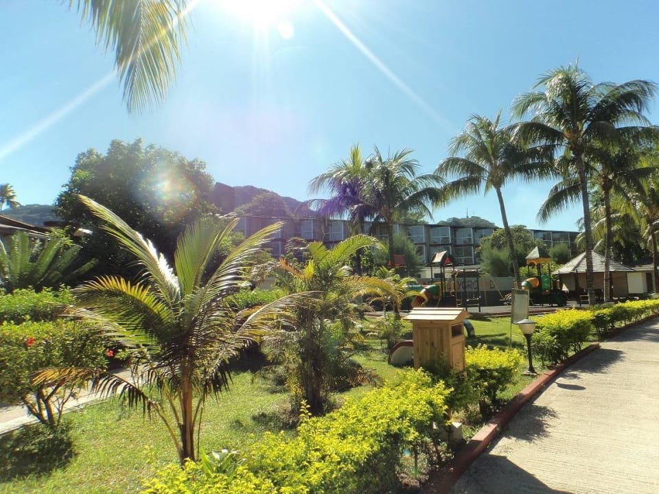 Hinten links der Spielplatz und die Hauptanlage Berjaya Beau Vallon Bay Resort & Casino