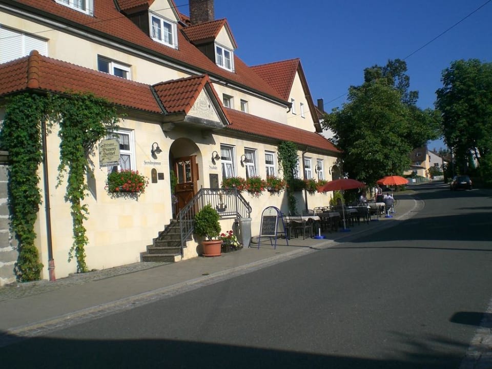 Gemütliche Aussenterrasse Brauereigasthof Zum Löwenbräu