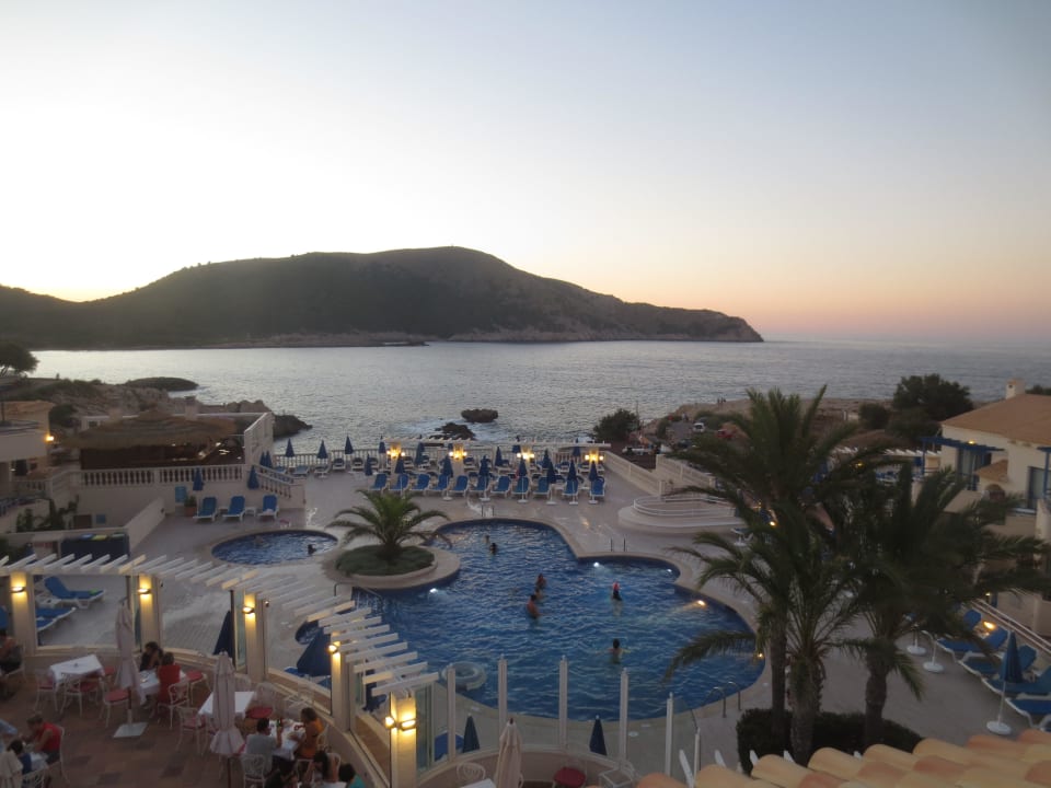 Unterer Pool am Abend Parque Nereida Suites Hotel
