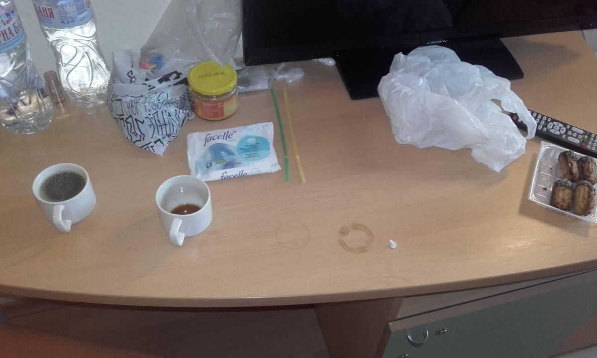 Stolik po sprzątaniu w pokoju Hotel Atlas