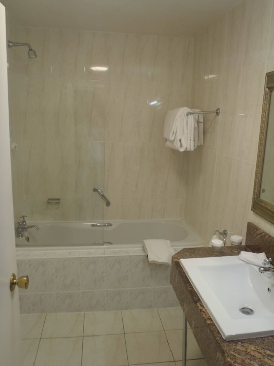 Badezimmer soweit alles ok Fitzpatrick Castle Hotel Dublin