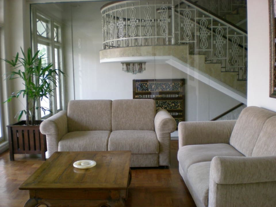 Sitzecke auf den Etagen The Phoenix Hotel Yogyakarta