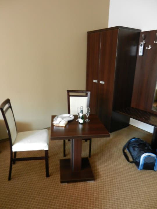 Stolik, szafa Hotel Palac Pawlowice