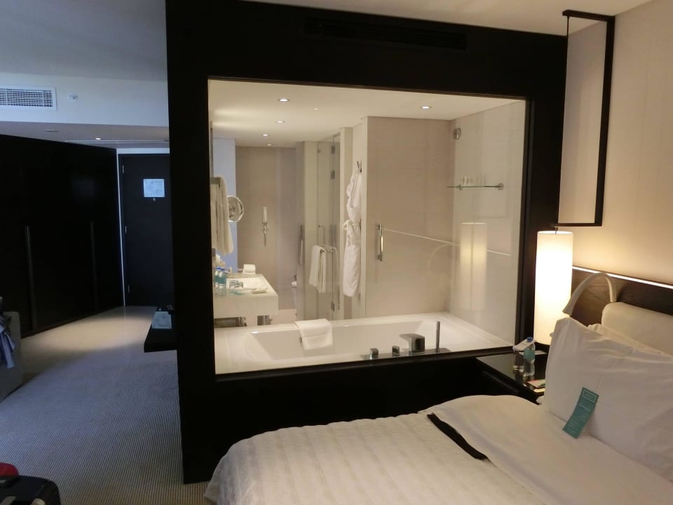 Schlafzimmer mit Blick aufs Bad Le Royal Méridien Beach Resort & Spa Dubai