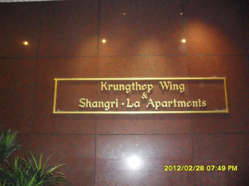 Am Eingang zum Krungthep Wing Shangri-La Hotel, Bangkok