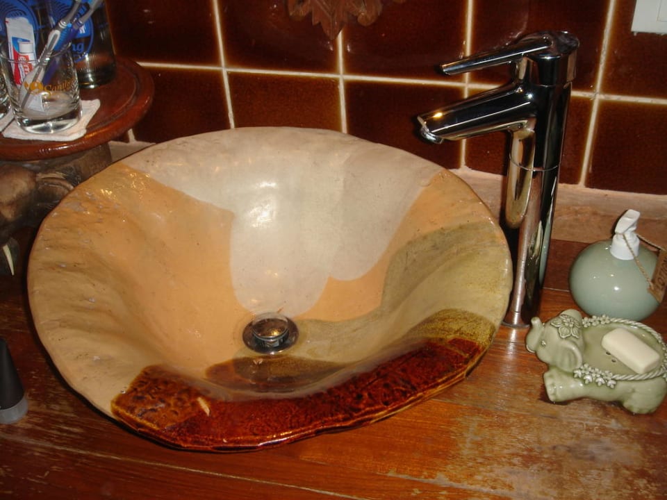 Waschbecken im Bad - stylish Santhiya Koh Phangan Resort & Spa