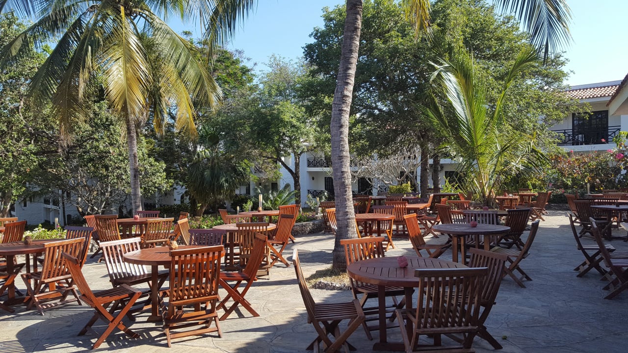 Sitzplätze vor dem Restaurant Diani Sea Resort