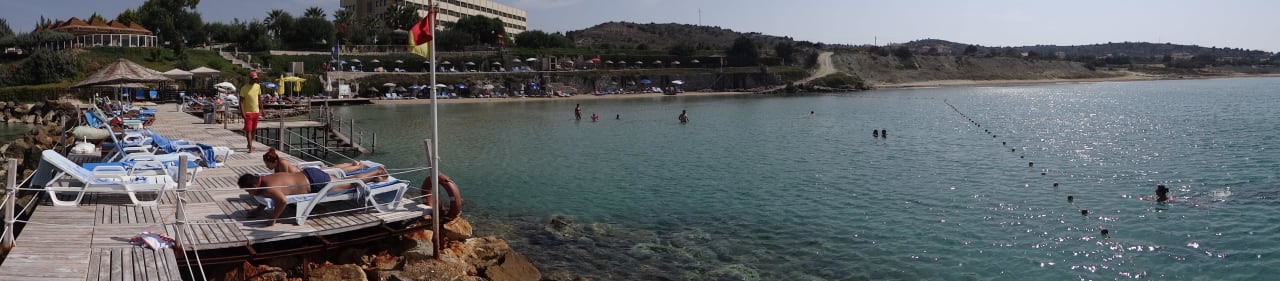 Widok z mola na hotel i plażę Hotel Babaylon