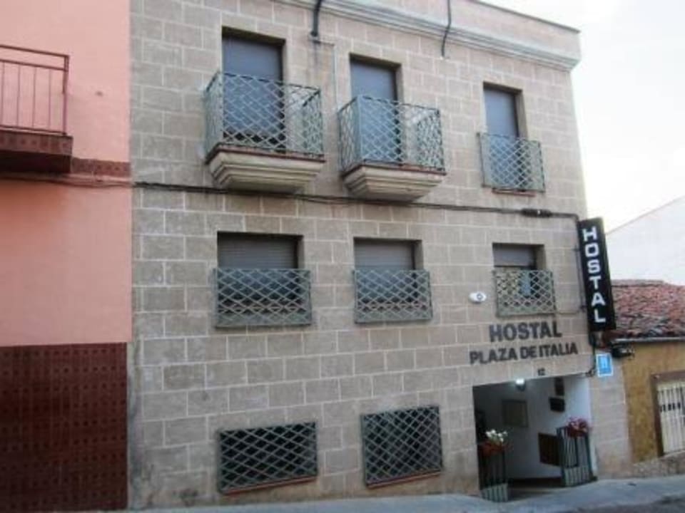 Вид с улицы Hostel Plaza de Italia