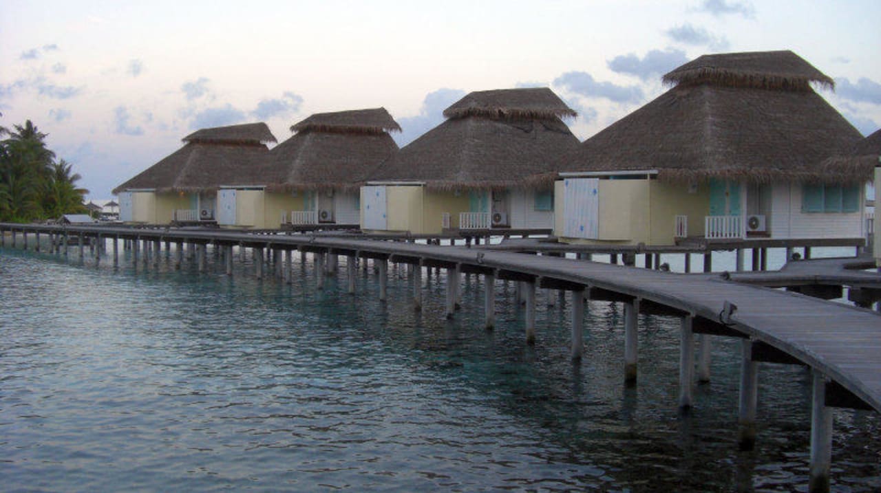 Wasserbungis Ellaidhoo Maldives by Cinnamon