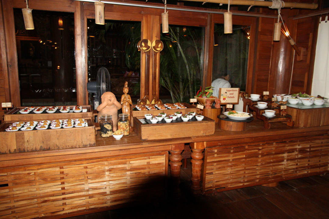 Buffet abends Santhiya Koh Phangan Resort & Spa