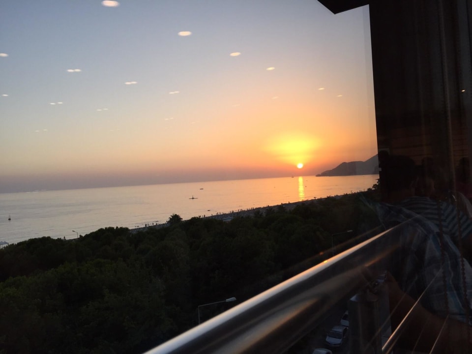 Blick beim Abendbrot aus dem Speisesaal Gardenia Hotel