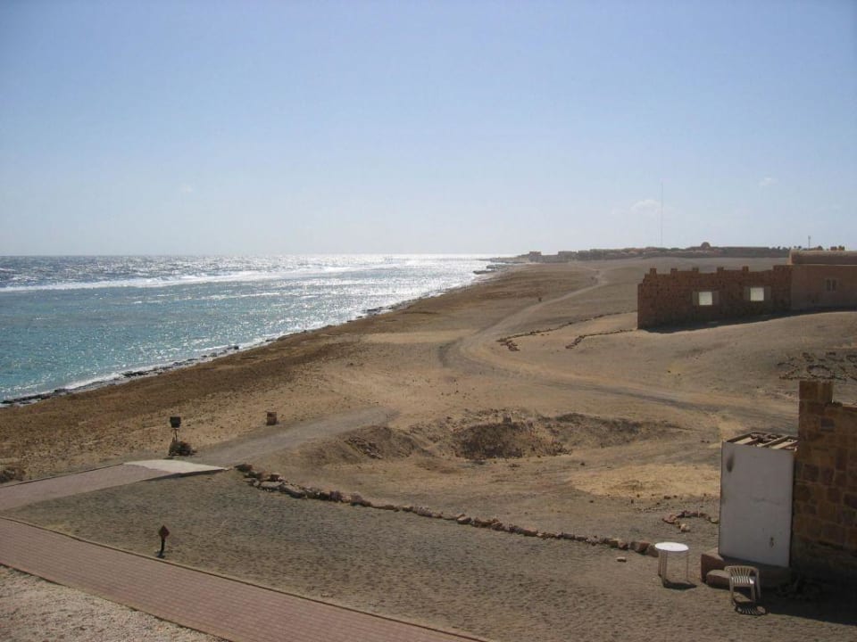 Blick und Fußweg zum Radison Hotel Mövenpick Resort El Quseir