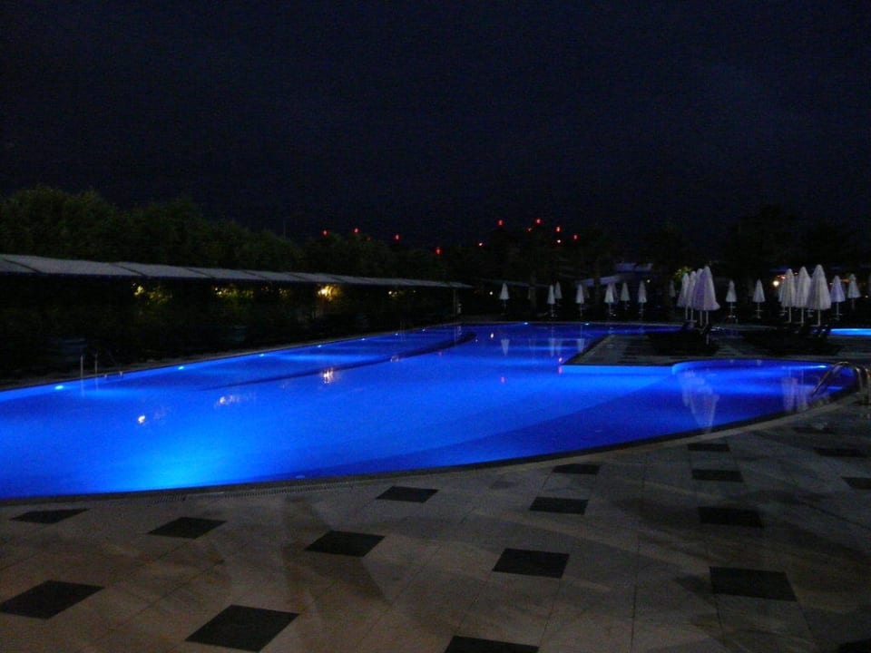 Basen nocą Hane Family Resort