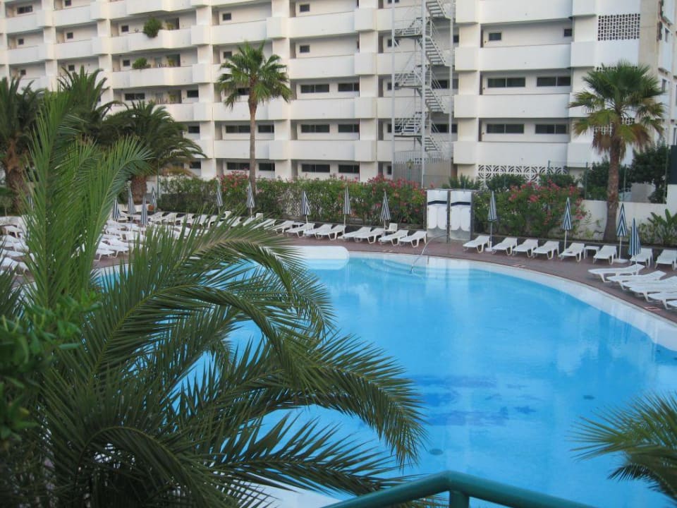 Der große Pool von oben gesehen allsun Hotel Lucana