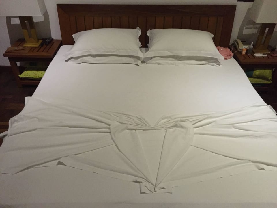 Bett abends immer aufgedeckt  NH Collection Maldives Reethi Resort