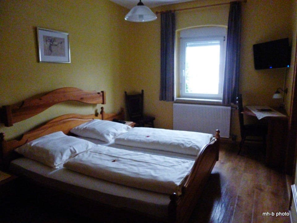 Bequemes Bett und Arbeitsecke mit TV Hotel Rothenburger Hof
