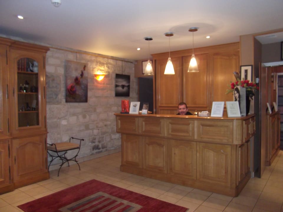 Die Rezeption Hotel des Arts Montmatre